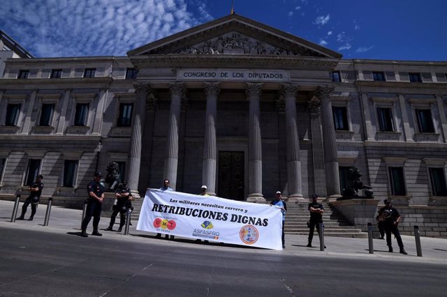 Archivo - Varios manifestantes protestan delante del Congreso de los Diputados con una pancarta que reza 'Retribuciones Dignas' en una concentración de militares profesionales para protestar por su ‘dignidad salarial’