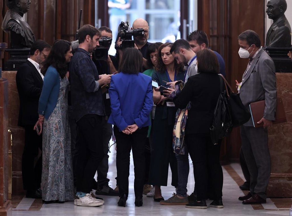La ministra de Defensa, Margarita Robles, ofrece declaraciones a los medios, a su llegada a la sesión de control al Gobierno del Pleno del Congreso, a 5 de octubre de 2022, en Madrid (España). 