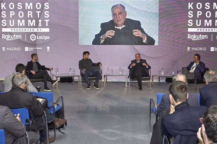 Archivo - El presidente de LaLiga, Javier Tebas, y el jugador del FC Barcelona Gerard Piqué, durante la Kosmos Sports Summit de 2019