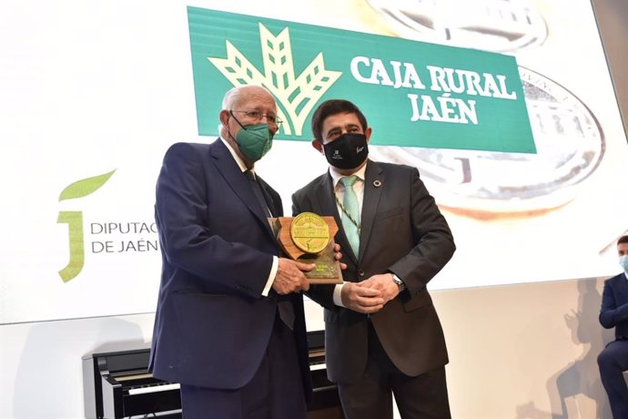 José Luis García-Lomas (izquierda) el pasado mes de marzo recibiendo el Premio de la Provincia de Jaén otorgado por Diputación a Caja Rural de Jaén.