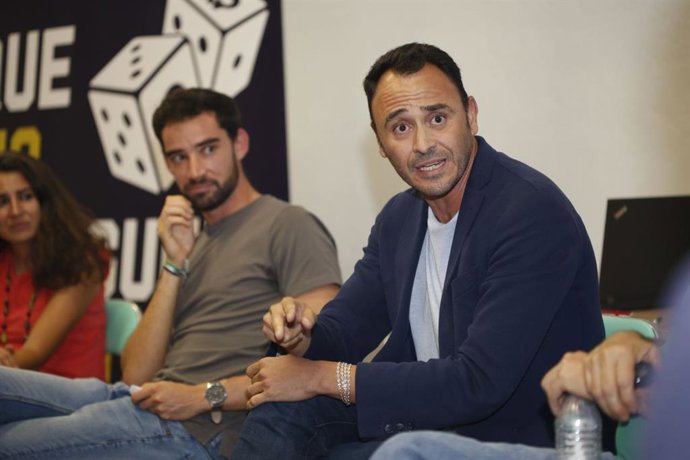 El candidato de Podemos a las primarias a la Alcaldía de Madrid, Roberto Sotomayor, y la portavoz de Unidas por Extremadura, Irene de Miguel, junto a otros intervinientes en una charla en Plasencia sobre casas de apuestas