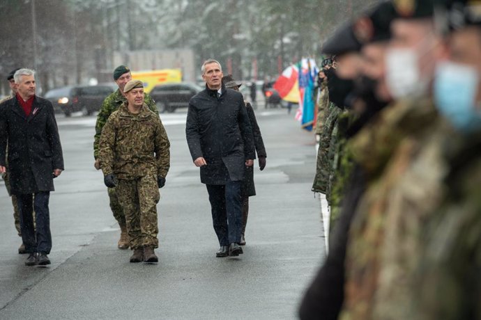 Archivo - 29 November 2021, Latvia, Adazi: NATO Secretary General Jens Stoltenberg (R), Canadian Minister for Foreign Affairs Melanie Joly and the Latvian Minister of Defence Artis Pabriks (2nd L) visit the NATO enhanced Forward Presence (eFP) battlegro