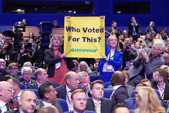 Manifetantes de Greenpeace durante el discurso de Liz Truss en al Conferencia del Partido Conservador.