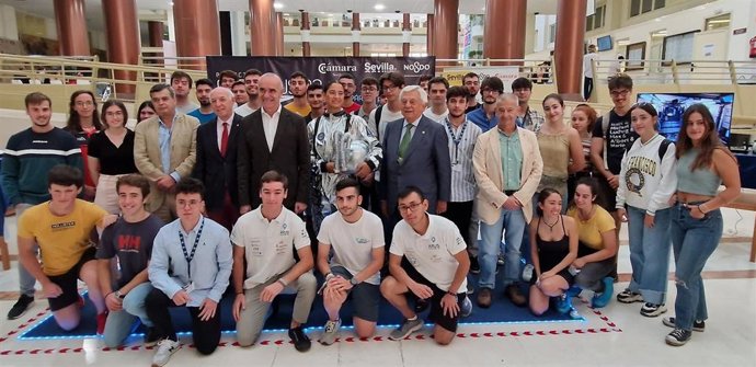 El alcalde de Sevilla, Antonio Muñoz; el presidente de Cámara de Comercio, Francisco Herrero; el director de la ETSI, Francisco Rodríguez; el vicerrector de la US, Manuel Felipe Rosa, y el director del Foro Aeroespacial, Carlos Camacho, en la ETSI.