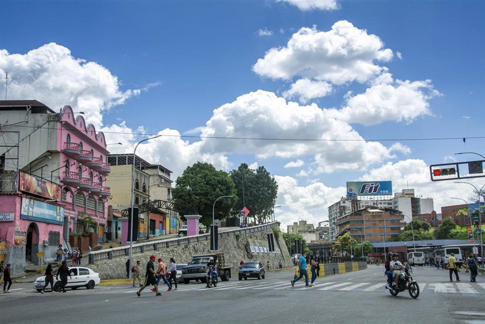 Archivo - Personas y vehículos en el barrio de Petare, en Caracas (Venezuela)