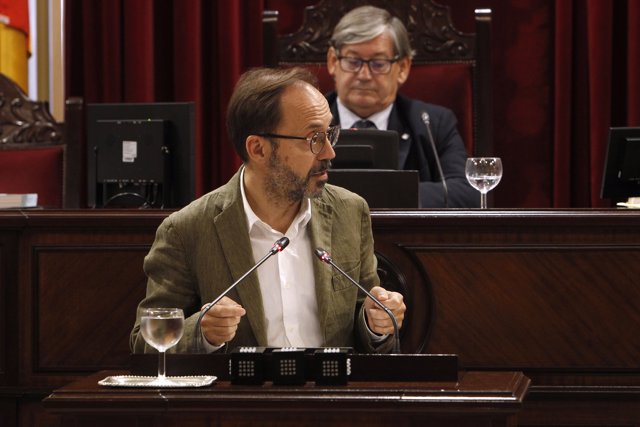 El portavoz parlamentario de Més per Menorca, Josep Castells, interviene durante el segundo día del Debate de Política General.