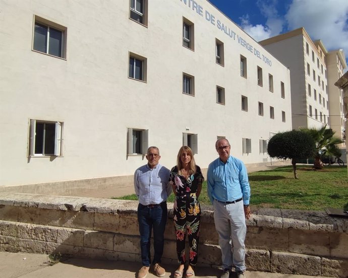 La subdirectora de Cronicidad del Govern, Estefania Serratusell; el director de Atención Primaria del Área de Salud de Menorca, Txema Coll, y el coordinador de Cuidados Paliativos, Josep Borrs.