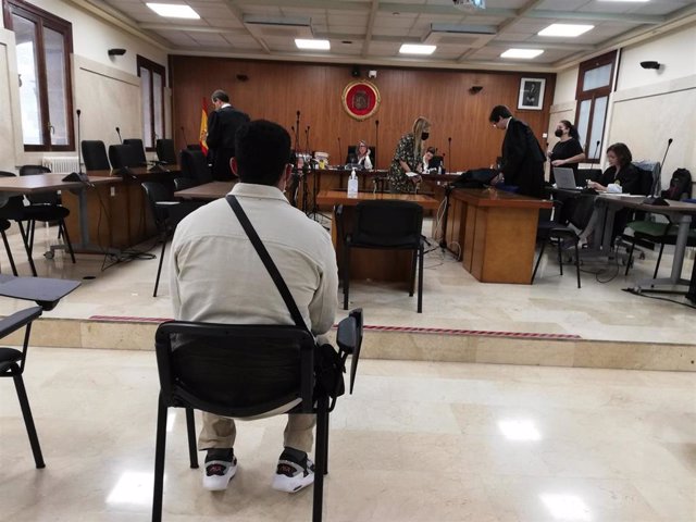 El encargado de supermercado acusado de fingir un atraco, sentado para el juicio en la Audiencia Provincial.