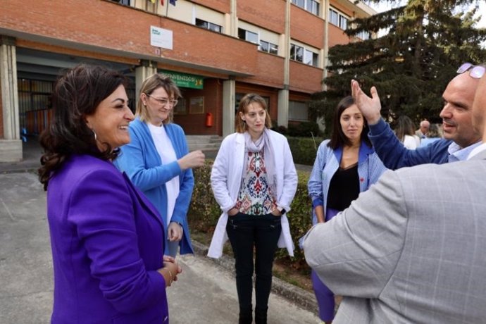 Visita de la presidenta riojana, Concha Andreu, al San Pío X para conocer el proyecto de aulas de 2 años