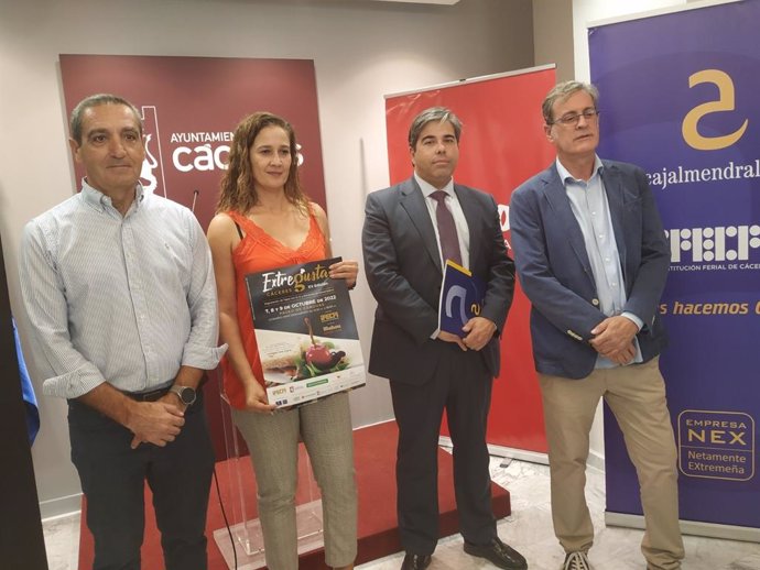 La concejala de Economía, María Ángeles Costa, junto a representantes de las empresas patrocinadores y el gerente de Ifeca, en la presentación de la feria Extregusta
