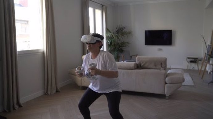 Una persona experimenta la realidad virtual mediante unas gafas