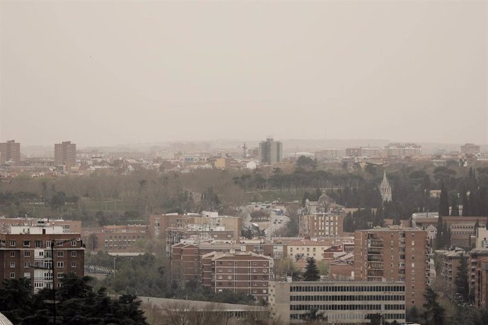 Archivo - Archivo. Vistas de Madrid desde el Templo Debod, durante el segundo día con presencia de polvo sahariano el pasado mes de marzo.