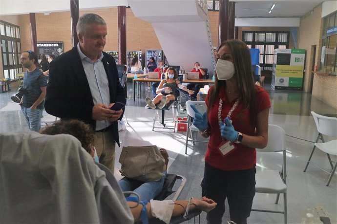 El delegado de Salud y Consumo, Juan de la Cruz Belmonte, visita la macrocolecta de la UAL.