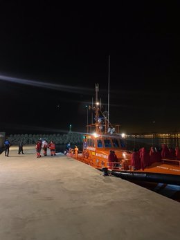 Llegada de 28 migrantes rescatados de una patera al puerto de Málaga