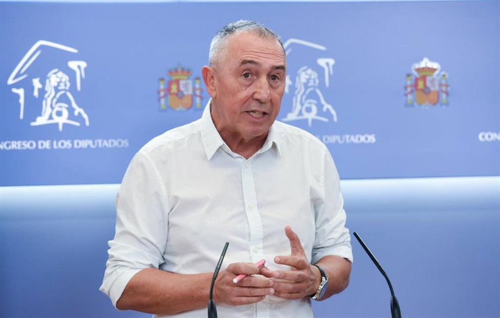 El portavoz de Compromís en el Congreso, Joan Baldoví, atiende a los medios