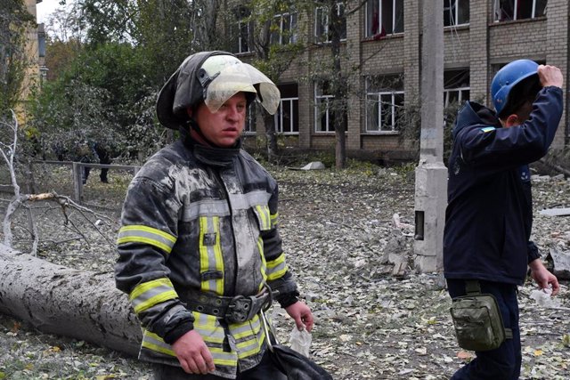 Rescatistas ucranianos en Donetsk, en el este de Ucrania.