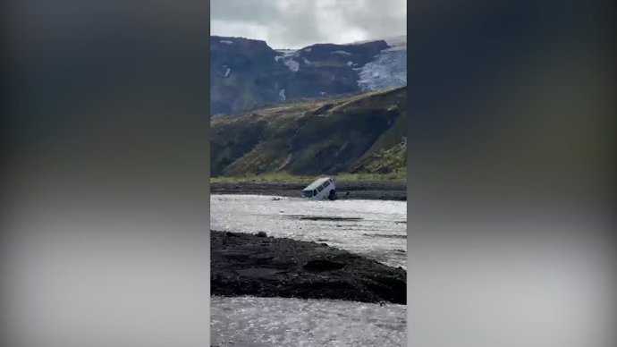 Su coche queda atrapado en el barro en Islandia y logran sacarlo con ayuda
