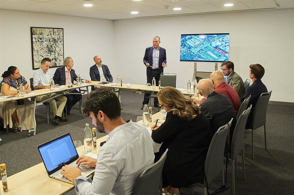 El candidato del PP a la Alcaldía de Sevilla, José Luis Sanz, reunido con expertos y profesionales de la cultura que apoyan su propuesta de convertir la Fábrica de Tabacos en un museo.