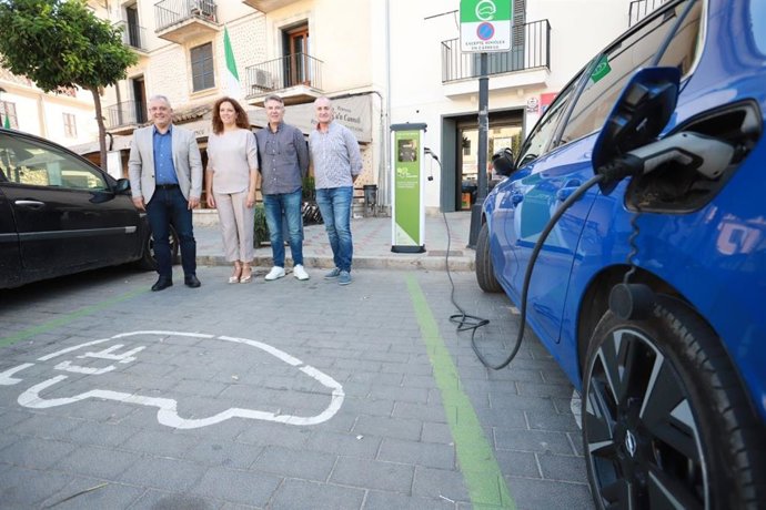 El conseller de Promoción Económica y Desarrollo Local, Jaume Alzamora, y la presidenta del Consell de Mallorca, Catalina Cladera, en la presentación de una convocatoria en Santa Maria del Camí.