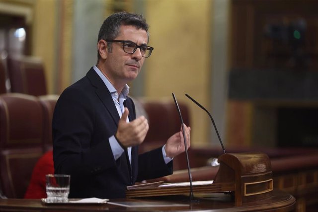 El ministro de la Presidencia, Relaciones con las Cortes y Memoria Democrática, Félix Bolaños, interviene durante una sesión plenaria en el Congreso, a 5 de octubre de 2022, en Madrid (España). 