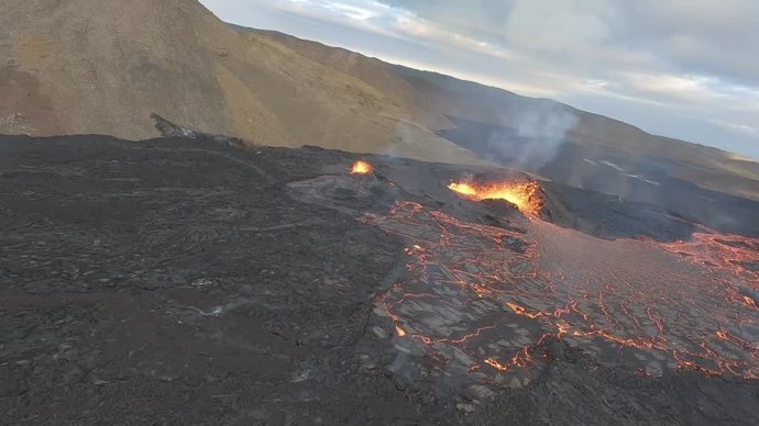 El vuelo a vista de dron sobre un volcán islandés: alucinante