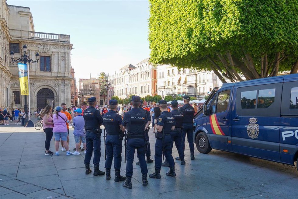 Archivo - Policías nacionales en un despliegue por un partido internacional de fútbol