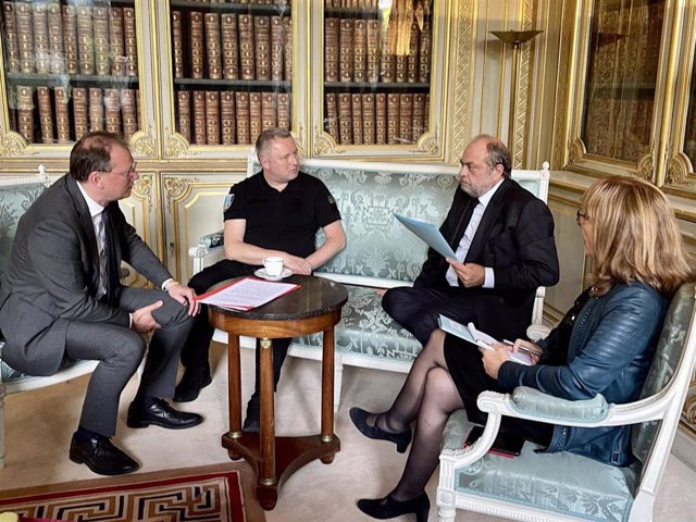 El fiscal general de Ucrania, Andri Kostin, y el ministro de Justicia de Francia, Eric Dupone-Moretti.