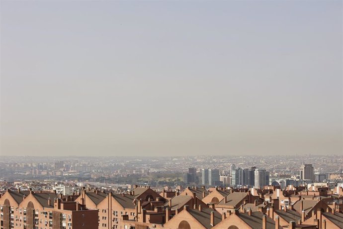 Archivo - Imagen de la boina de contaminación en Madrid, a 10 de febrero de 2022, en Madrid (España).