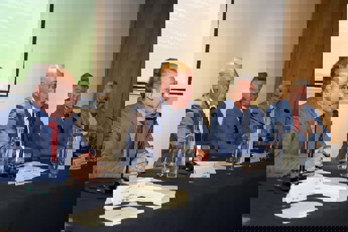 El presidente de la Diputación de Córdoba, Antonio Ruiz (segundo por la izda.), en la presentación de 'Medidas cautelares'