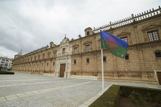 Archivo - La bandera ondea en la fachada principal del Parlamento durante el izado de la bandera gitana en el Parlamento andaluz, a 22 de noviembre de 2021 en Parlamento de Andalucía en Sevilla (Andalucía, España)