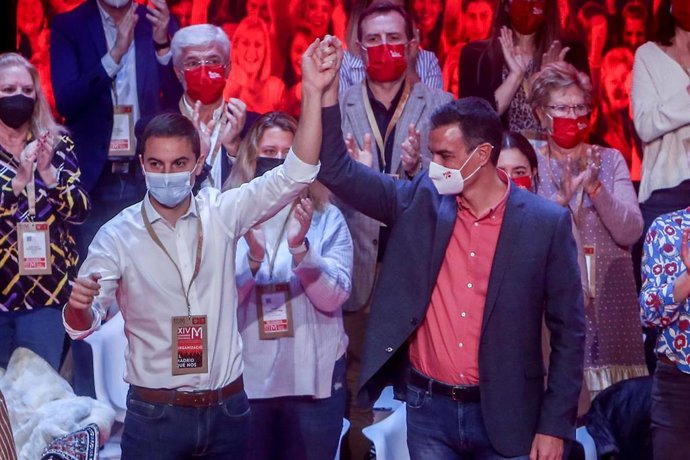 Archivo - El secretario general del PSOE-M, Juan Lobato (i), y el presidente del Gobierno, Pedro Sánchez (d), en el acto de clausura del Congreso del PSOE-M, a 13 de noviembre de 2021, en Madrid (España). 