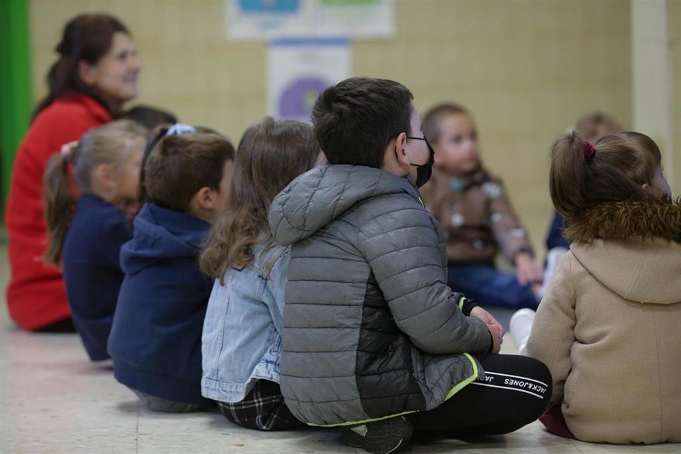 Alumnos sentados en su aula.