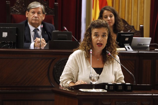 La portavoz del PSIB en el Parlament, Pilar Costa, interviene durante el segundo día del Debate de Política General.
