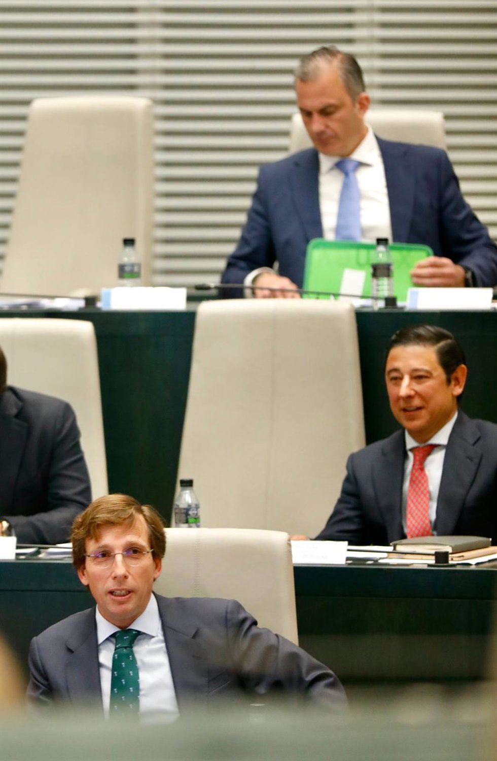 Archivo - El alcalde de Madrid, José Luis Martínez-Almeida (i), el presidente del Pleno, Borja Fanjul, y el portavoz de Vox en el Ayuntamiento, Javier Ortega Smith