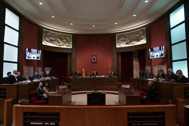 El fiscal denuncia un "broma" sobre el juicio de mesa en las negociaciones entre el Gobierno y la Generalitat El expresidente del Parlamento y ministro de Economía Roger Torrent y la exsecretaria cuarta del Parlamento Adriana Delgado (l) y los exdiputados de JxCat Eusebi Campdepadrós (1d) y Josep Costa (2d) que le defienden durante el juicio en el TSJC.