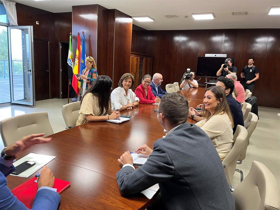 Reunión de la vicepresidenta primera y consejera de Hacienda junto a los grupos parlamentarios para abordar los PGEx 2023