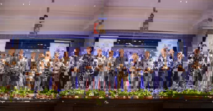 El presidente de la Diputación de Córdoba, Antonio Ruiz (centro), junto a otras autoridades en la gala por los 25 años de la Delegación de Cooperación