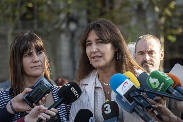 La presidenta de Junts, Laura Borràs, realiza declaraciones a la prensa a su llegada al juicio en el Tribunal Superior de Justicia de Cataluña (TSJC), a 5 de octubre de 2022, en Barcelona, Cataluña (España). El TSJC juzga desde este miércoles al conseller