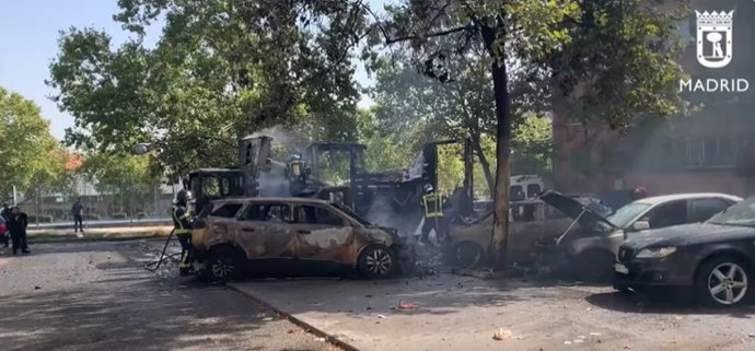 Arden sin heridos varios vehículos aparcados en una calle de Carabanchel