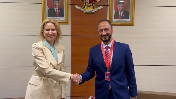 El vicepresidente primero del Congreso de los Diputados, Alfonso Rodríguez Gómez de Celis, y su homóloga ucraniana, Olena Kondratiuk, en Yakarta, durante la cumbre parlamentaria del G20.