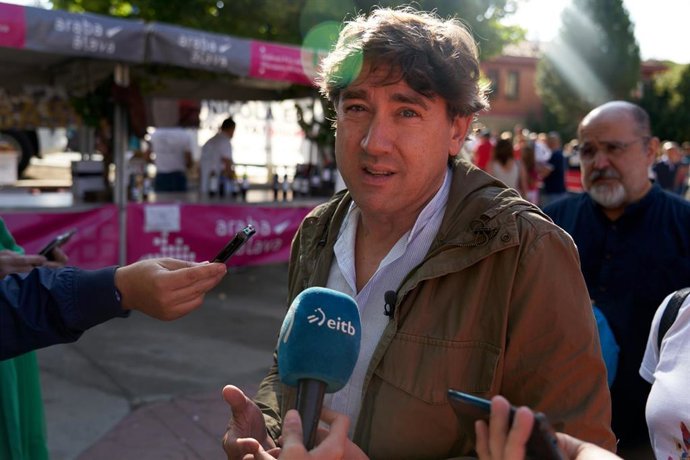 El Secretario General del PSE-EE, Eneko Andueza, realiza declaraciones durante la Fiesta de la Vendimia, a 18 de septiembre de 2022, en Lanciego, Álava, País Vasco, (España). 