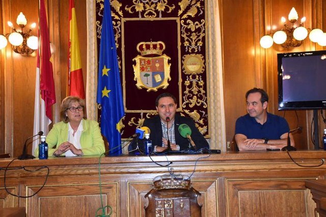 El presidente de la Diputación de Cuenca, Álvaro Martínez Chana, en rueda de prensa.
