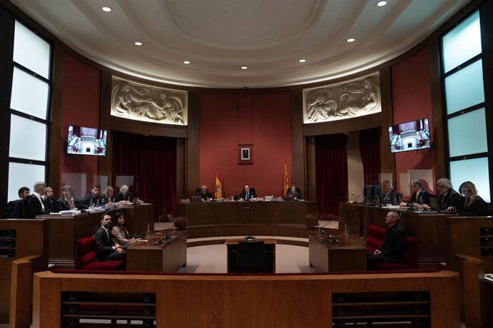 El expresidente del Parlament y conseller de Empresa, Roger Torrent y la exsecretaria cuarta del Parlament Adriana Delgado (i) y los exdiputatos de JxCat, Eusebi Campdepadrós (1d) y Josep Costa (2d), que ejerce su defensa durante el juicio en el TSJC