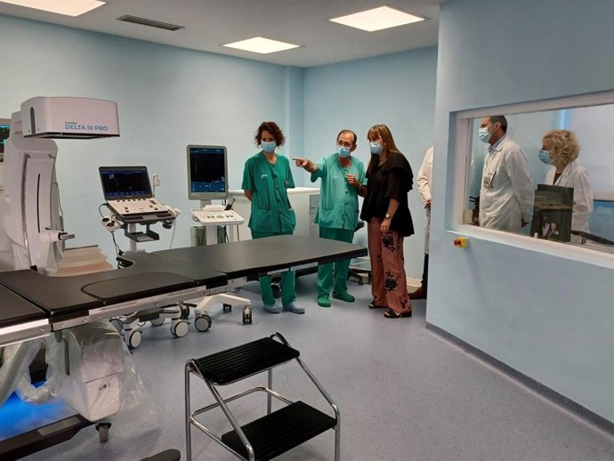 La consejera de Sanidad conoce el nuevo litotriptor para el tratamiento del riñón instalado en el Servicio de Urología del Hospital Clínico de Zaragoza.