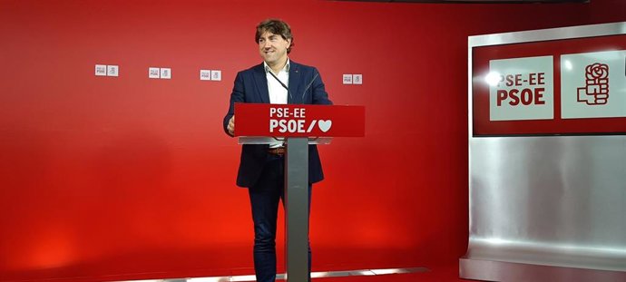 El secretario general del PSE-EE, Eneko Andueza, en rueda de prensa
