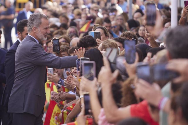 El Rey Felipe VI saluda a los vecinos de Lebrija tras su visita a la ciudad por los actos conmemorativos del V Centenario de Elio Antonio de Nebrija.