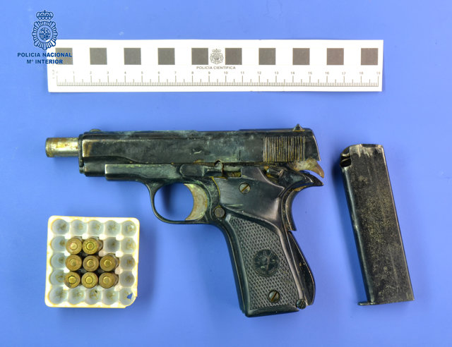 Imagen de la pistola con la que se disparó a la mujer