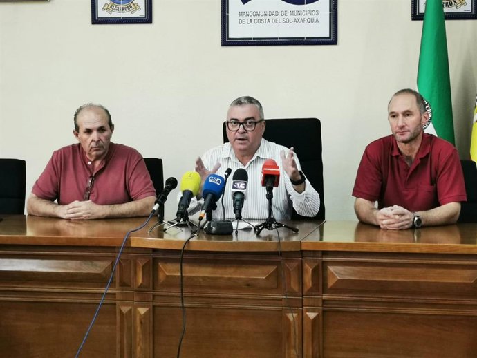 Los secretarios generales de COAG Málaga, Antonio Rodríguez; y de UPA Málaga, Francisco Moscoso, junto al presidente de la Mancomunidad de Municipios Costa del Sol-Axarquía, José Juan Jiménez.