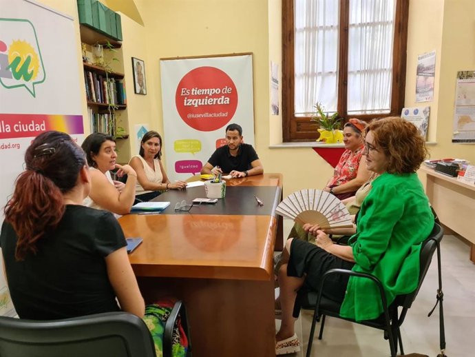 El portavoz de la confluencia Adelante Sevilla y miembro de IU, Daniel González Rojas, en una reunión con trabajadores de Servicios Sociales.