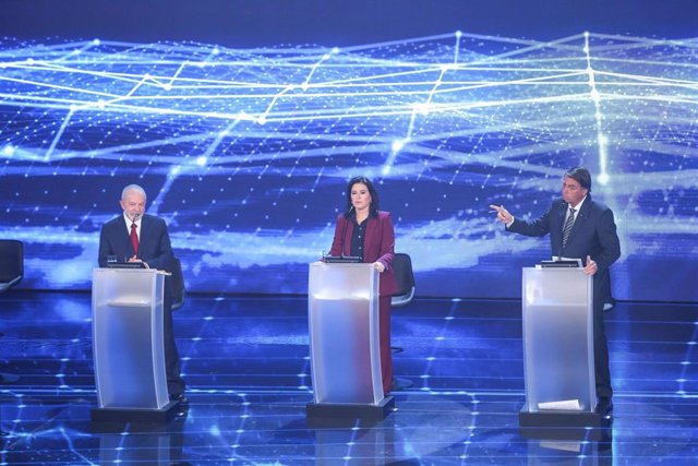 Archivo - Luiz Inácio Lula da Silva, Simone Tebet y Jair Bolsonaro en el debate entre los candidatos a la Presidencia de Brasil